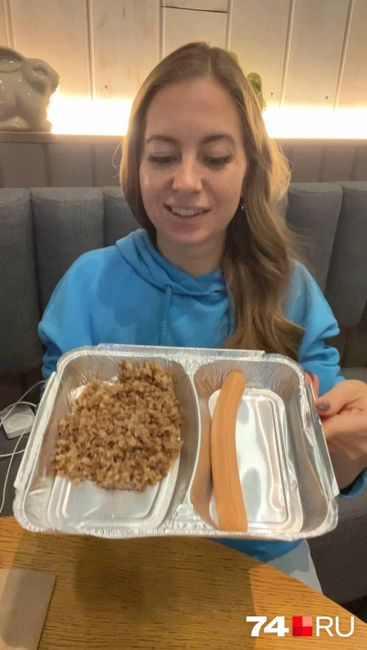 Претензий у пассажиров много. Как минимум, к обслуживанию. За все это время их покормили два раза. В обоих случаях это была холодная гречка с сосиской | Источник: читатель 74.RU