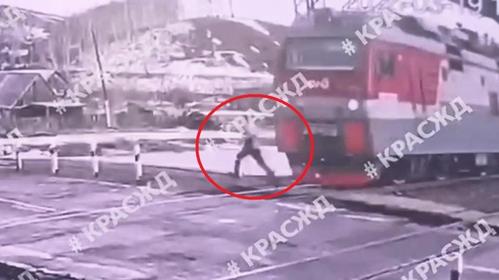 Зачем-то бежал наперерез поезду: страшное видео со сбитым человеком из Красноярского края | Источник: Красноярская железная дорога, кадр видео