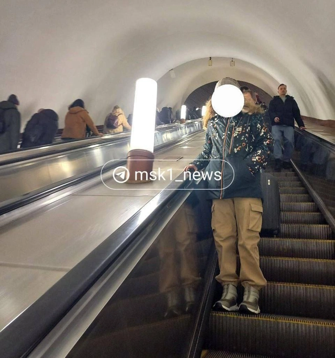 Отец сделал фото Вари в метро Москвы | Источник: предоставлено мамой Варвары (имя изменено. —&nbsp;Прим. ред.)