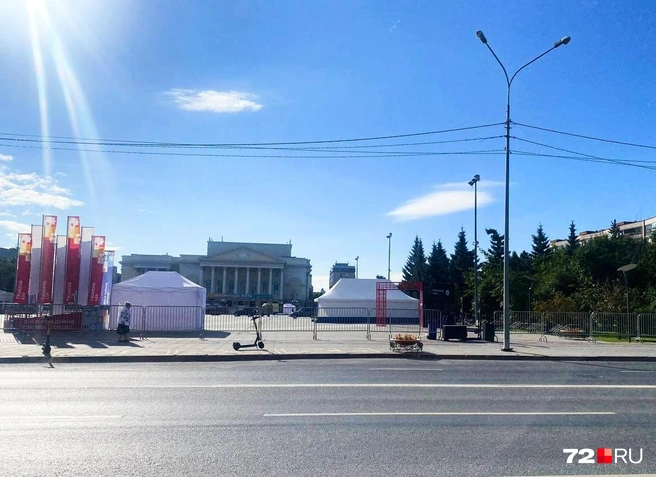 Хотите погулять по площади сегодня? Готовьтесь продемонстрировать полицейским на входе содержимое своих сумок/рюкзаков | Источник: 72.RU