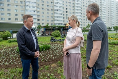 Мэр Южно-Сахалинска проверил новую клумбу у манежа