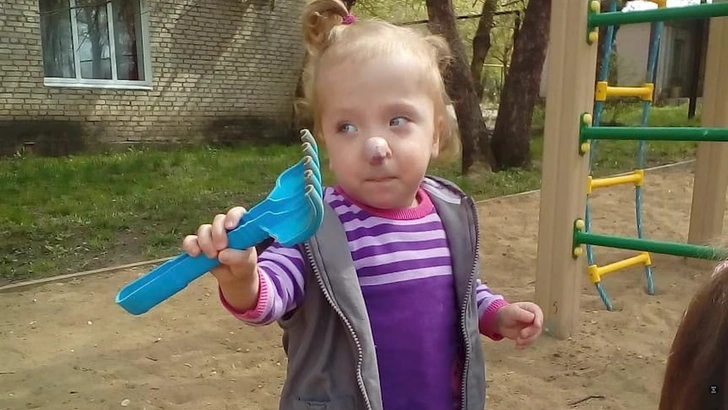 Мама показала архивные фото дочери