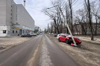 В Воронеже пенсионер не уступил дорогу, женщина врезалась в столб