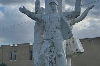 Жители возмущены запущенностью памятника «Слава труду» под Волгоградом