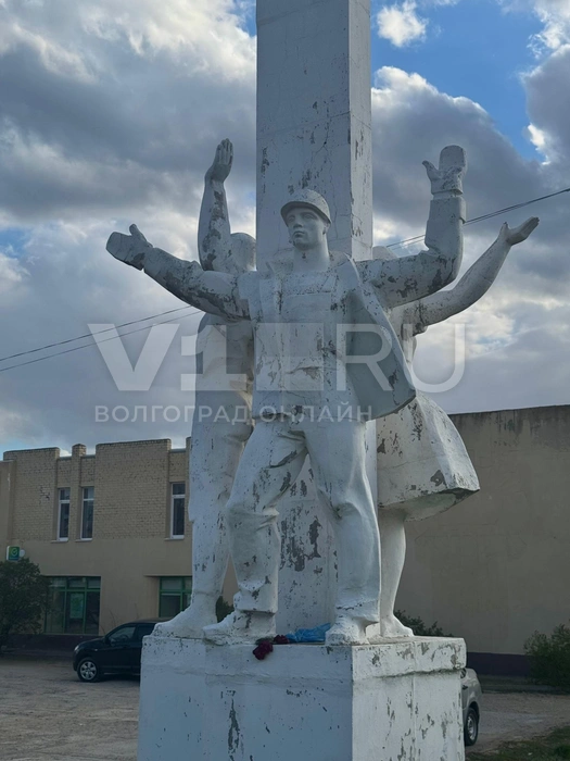 Со слов жителей, городские службы на состояние памятника не обращают никакого внимания | Источник: читатели V1.RU