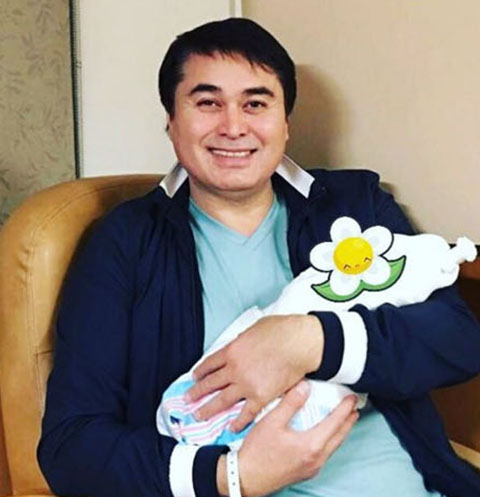 Арман Давлетьяров и его новорожденная дочка