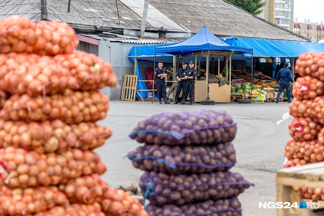 Днем в понедельник полицейских на рынке больше, чем покупателей | Источник: Артем Ленц / NGS24.RU