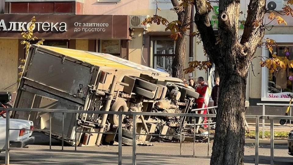 Грузовик перевернулся после ДТП в центре Краснодара