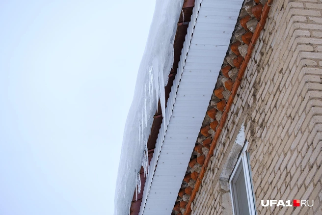 Под домами Соцгорода опасно ходить — может что-нибудь на голову упасть | Источник: Булат Салихов / UFA1.RU