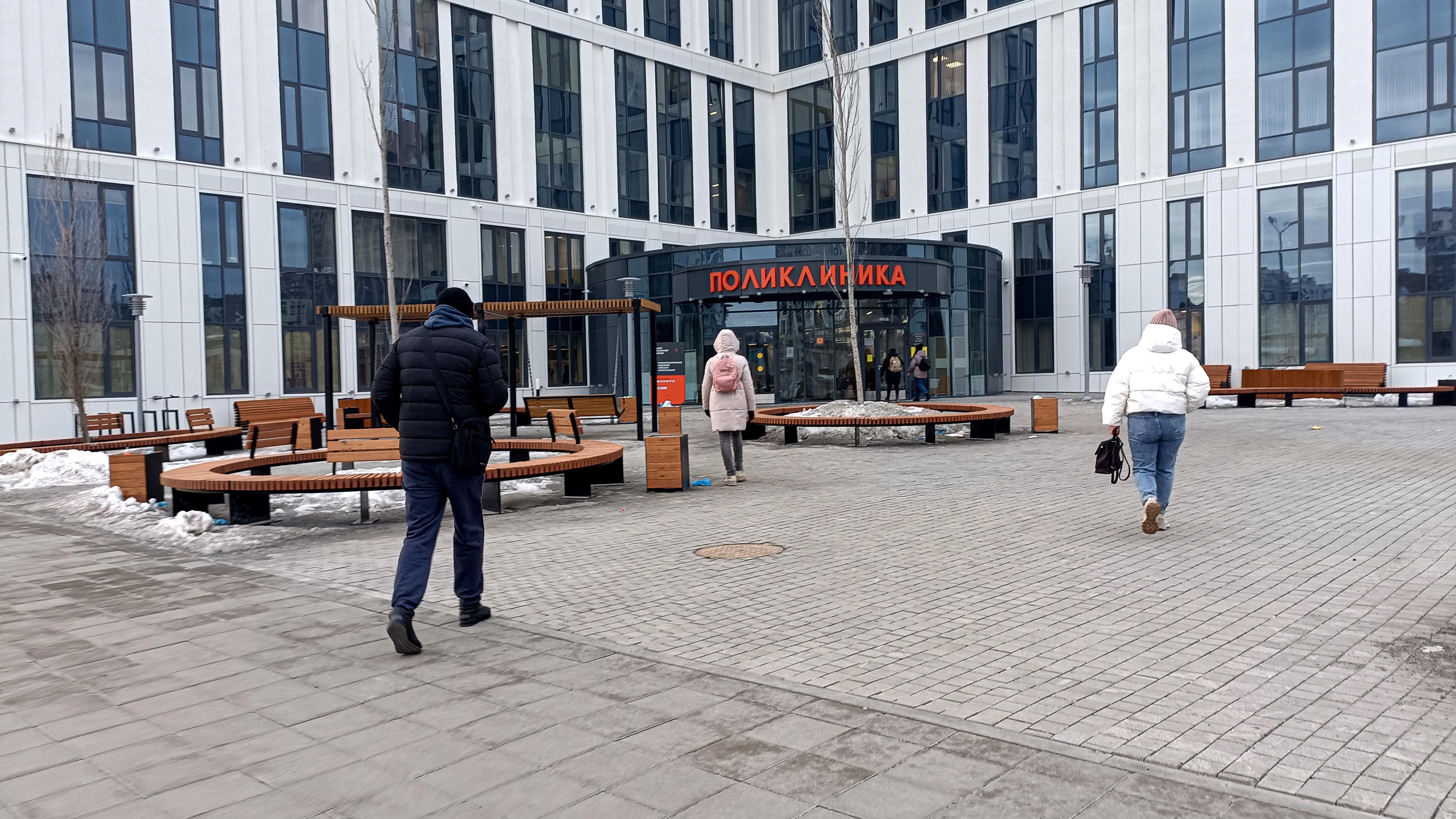 «Так чего ждут, пока умру?» Что происходит в гигантской поликлинике в Академическом