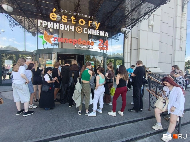 Перед открытием у входа на 8 Марта собралась толпа | Источник: Владислав Лоншаков / E1.RU