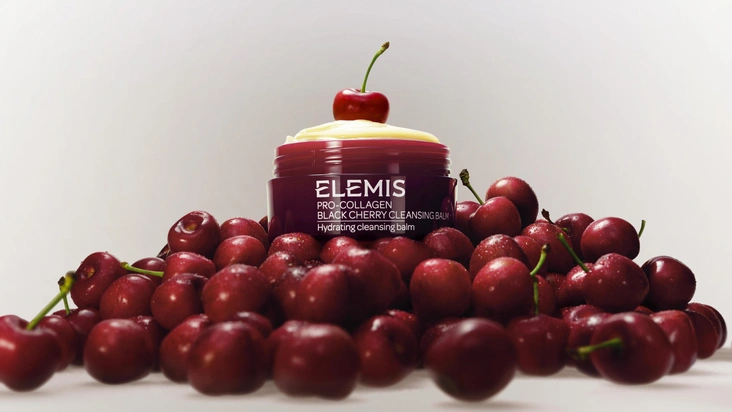 Бальзам для умывания ELEMIS Pro-Collagen Black CherryЛимитированный бальзам Pro-Collagen Black Cherry — это очищение и спа-ритуал в одном флаконе: плотная текстура тает на коже, превращаясь в масло, а затем в мягкое молочко, которое снимает макияж и очищает без ощущения стянутости. Аромат вишни, миндаля и ванили делает вечерний уход ощутимо более комфортным, а комплекс растительных масел и водорослей помогает коже оставаться мягкой, увлажненной и гладкой после умывания.
