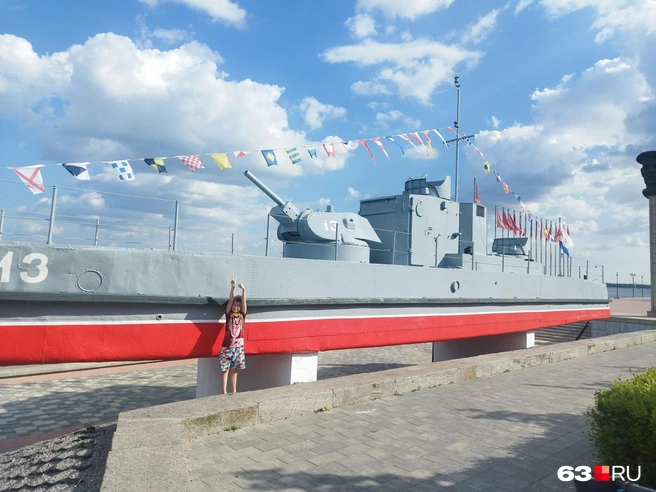 Потом мы всё-таки нашли маленький кусочек благоустроенной набережной, даже корабль-памятник там был  | Источник: Александра Исмайлова / 63.RU 