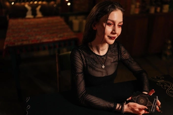 Чем опасно магическое мышление и как не попасть под влияние экстрасенсов и тарологов