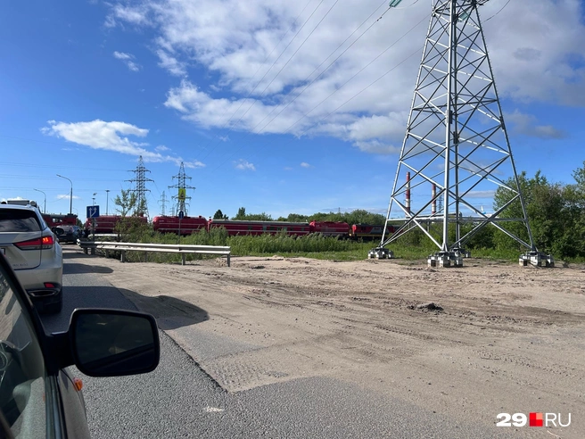 В Архангельске заметили пожарный поезд: он направляется к горящим складам | Источник: Кристина Полевая / 29.RU