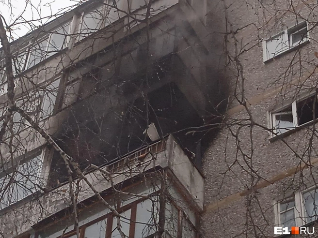 После взрыва в квартире начался пожар | Источник: Читатель E1.RU