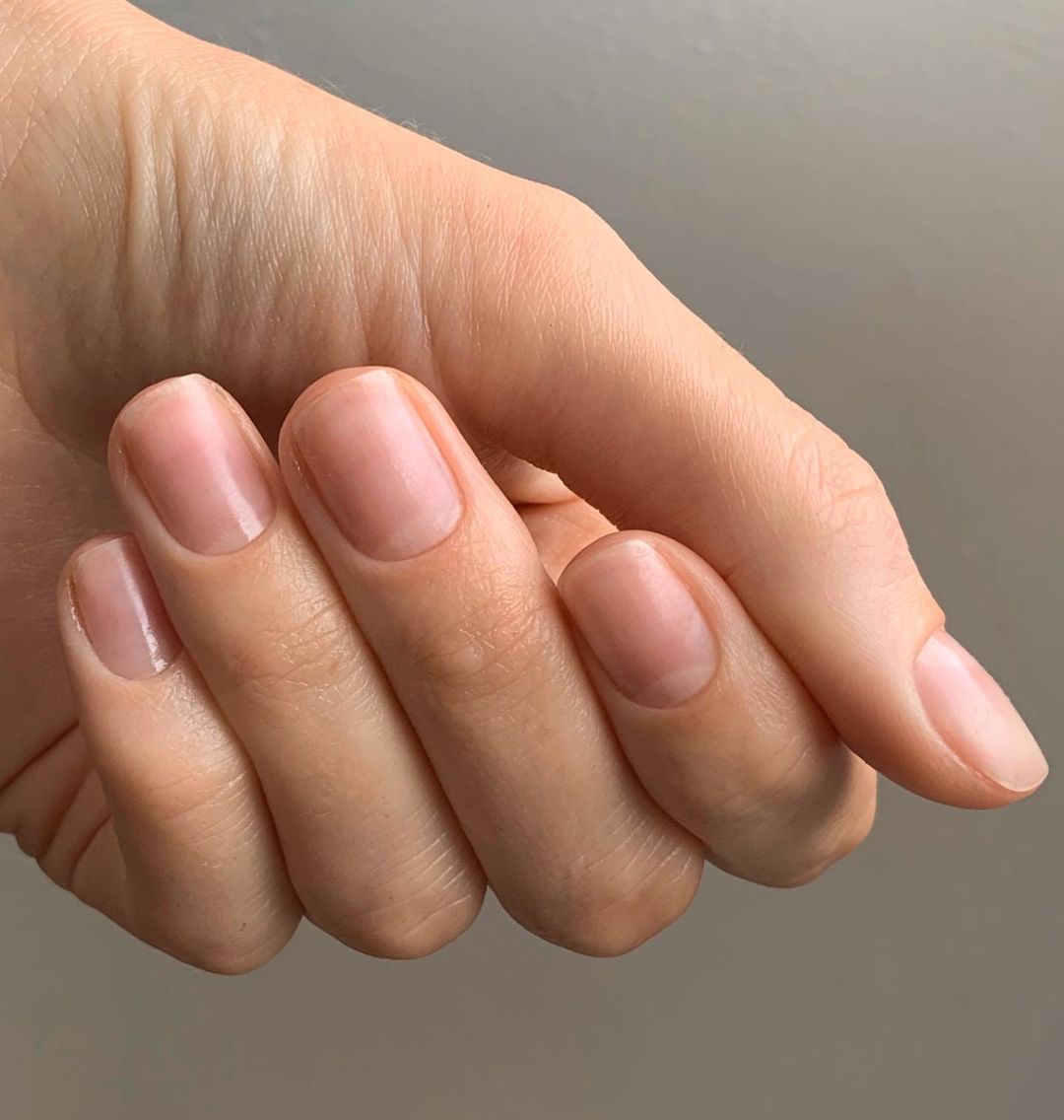 Маникюр без маникюра: как правильно ухаживать за ногтями, если ты их не  красишь | theGirl