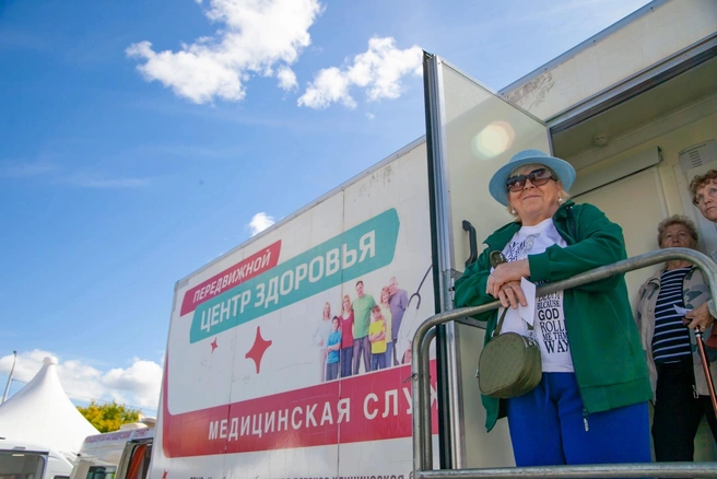 Жители могли получить консультацию у врачей, а также у представителей ведомств и министерств | Источник: Vk.com / «Челябинская область&nbsp;— большая семья»