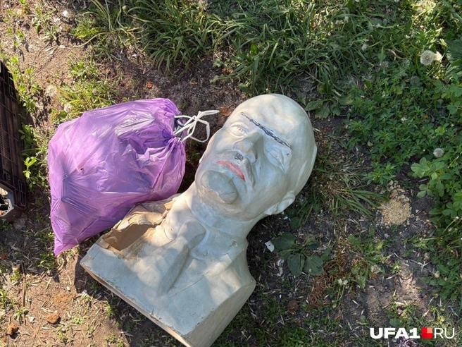 Этого Ильича пришлось немного отбелить. На оригинале все было гораздо хуже — вместе с усами на лице «красовалась» запрещенная символика | Источник: Лейсан Загитова / UFA1.RU