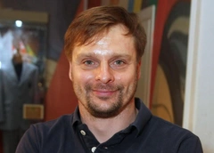 «Когда появляется ребенок, это меняет какие-то настройки»: Александр Носик о первом отцовстве в 52 года