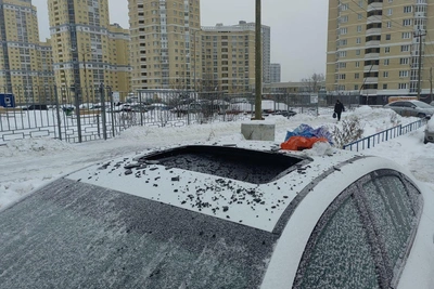 Сосед в Екатеринбурге месяц кидает горящие тряпки с балкона