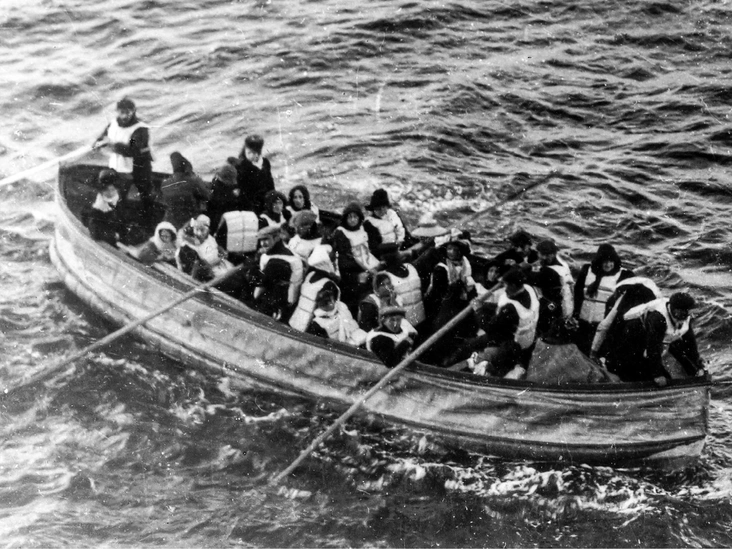 Шлюпка с выжившими во время кораблекрушения