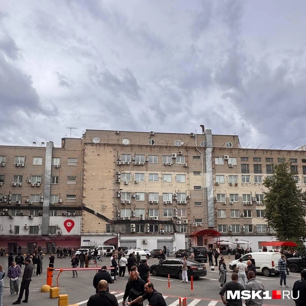 Во дворе столпились зеваки, которые делают фотографии с места | Источник: Кристина Геворкян / MSK1.RU