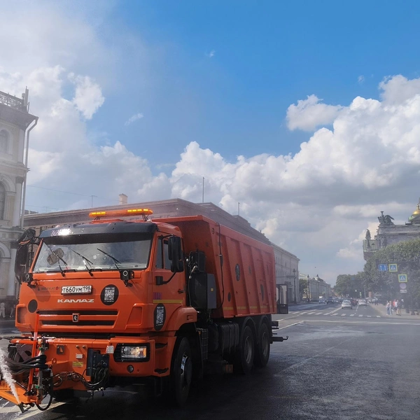 Чтобы не плавился асфальт. Коммунальщики в Петербурге увеличили полив улиц из-за аномальной жары | Источник: Комитет по благоустройству Санкт-Петербурга