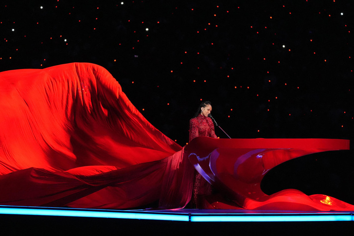 Алиша Киз на Супербоуле-2024: восхитительный косплей Рианны и голос-сенсация