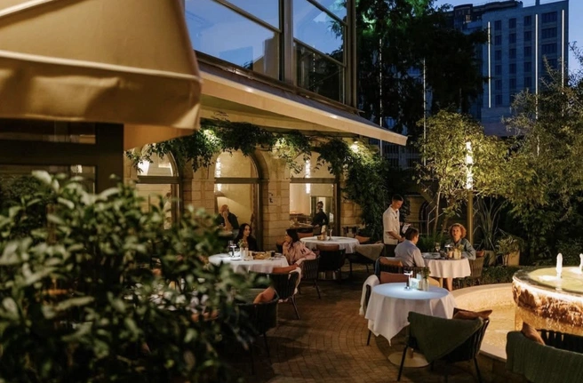 Посмотрите, какая уютная летняя веранда! | Источник: yiayia_neo_taverna / Instagram.com (экстремистская организация, деятельность запрещена на территории РФ)