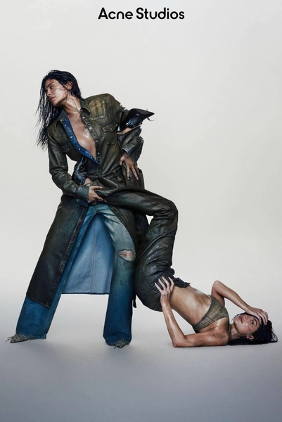 У Кайли Дженнер теперь есть «сестра-близнец» | Источник: Acne Studios