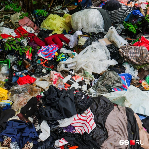 В завалах можно разглядеть футболки, пиджаки и зимние куртки | Источник: Тимофей Калмаков / 59.RU