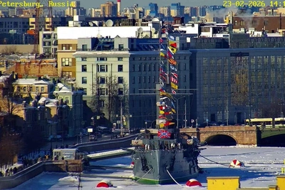 «Аврора» с флагами, мосты в триколоре на 23 февраля