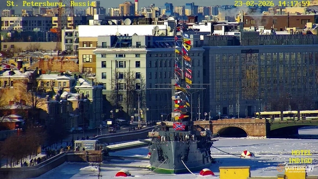 К Дню защитника Отечества «Аврору» украсили флагами, а Дворцовый мост озарил триколор | Источник: видовые камеры «Фонтанки»