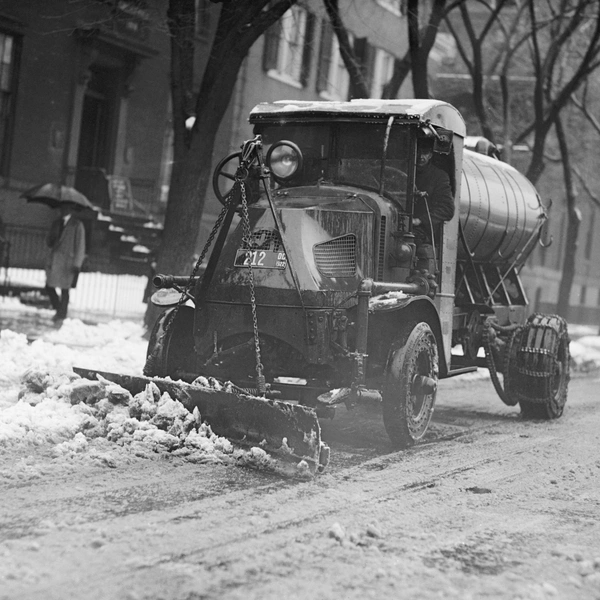 Расчистка улицы от снега после метели, Вашингтон, округ Колумбия, США | Источник: ZUMA Press, Inc./via Legion Media