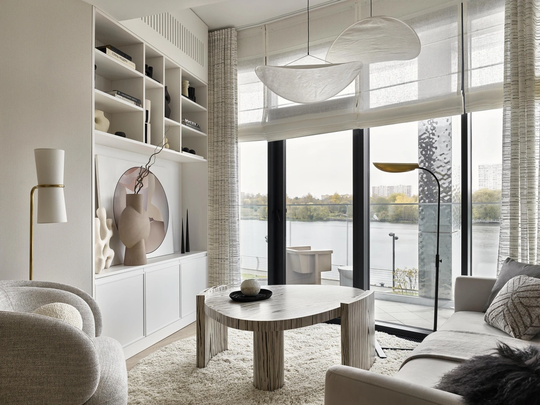 Журнальный стол Big Nest, Bollu. Стеллаж изготовлен на заказ по эскизам авторов проекта, John Green. Картина «Рассекреченное тело», художник Татьяна Мишина. Диван Mono, Mononova. Подвесные светильники, New Works. Торшеры, Visual Comfort & Co. Портьеры из ткани, Nobilis. Скульптура «Лабиринт», Nata Nova. Ваза в стеллаже, 101 Copenhagen. | Источник: Сергей Ананьев