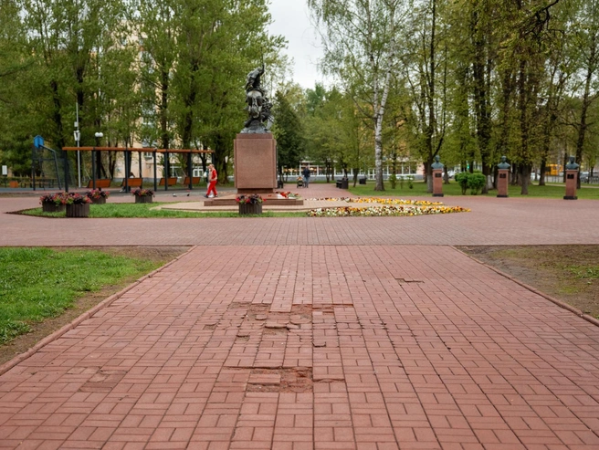 Тротуарная плитка во многих местах повреждена | Источник: Александр Куренной / 76.RU