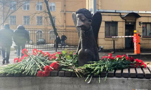 Тайно, узким кругом. Беглов открыл памятник погибшим от ковида медикам без медиков