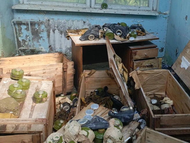 В одном из помещений разбросаны старые противогазы | Источник: читатель 76.RU