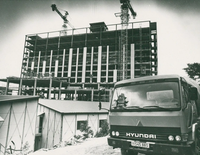 В 1996 году знаменитый отель только строился и еще назывался Hyundai, а спустя 11 лет здание купило Lotte | Источник: Алексей Воронин / pastvu.com