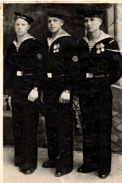 Моряк Громов (в центре) с фронтовыми друзьями, 1940-е годы