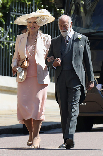 Апартаменты 10: принц и принцесса Майкл КентскиеПринц Майкл Кентский, кузен Елизаветы II, с супругой живут в Кенсингтоне с 1978 года. В апартаментах пары 7 спален и 9 комнат для приема гостей. Апартаменты 10 считаются одними из самых дорогих во дворце. Мария Кристина снискала в Кенсингтоне славу «королевы летних вечеринок», которые она ежегодно проводит в саду, ранее принадлежавшем принцессе Диане. С Дианой у нее, кстати, были стычки, как у обычных соседей – той не нравились коты Кентской.