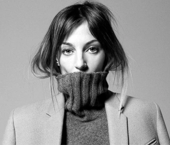 Olsen tuck: заправлять волосы под одежду — новый модный прием от сестер Олсен Olsen tuck: заправлять волосы под одежду — новый модный прием от сестер Олсен