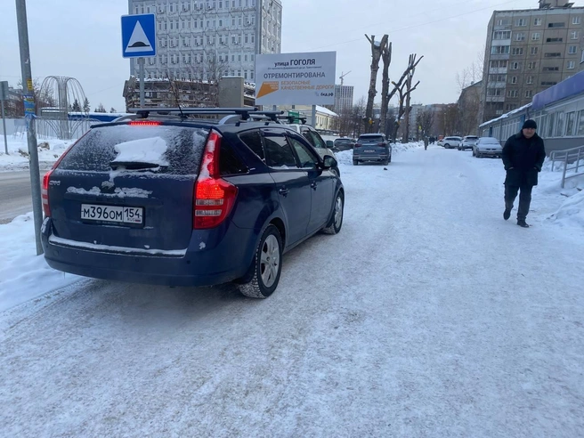 Водитель Кia, паркуясь на тротуаре, распугал пешеходов | Источник: Читатель НГС