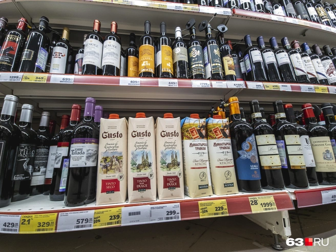 По мнению депутатов, в маленьких магазинах ночью продают алкоголь | Источник: Роман Данилкин / 63.RU