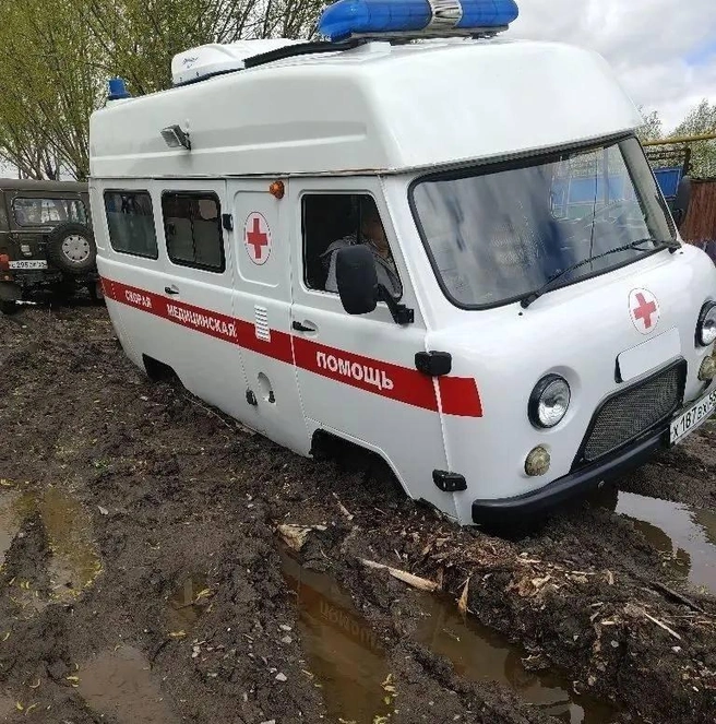 Автомобиль скорой помощи застрял в грязи в Тюкалинске  | Источник: «Аварийный Омск» / T.me