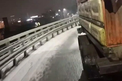 Апрельский гололед в Казани потребовал обработки дорог