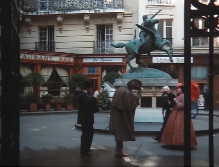 Кадр из фильма, площадь Оперы Луи Жуве, украшенная скульптурной композицией «Поэт, скачущий на Пегасе» | Источник: YouTube