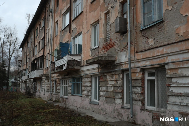 Дом, как и многие другие дома в обском Военном городке, построен в конце 1930-х — начале 1940-х | Источник: Андрей Бортко / NGS.RU