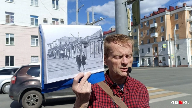 На экскурсиях Алексей Дедов показывает фотографии старого Кургана | Источник: Анна Сарапульцева / 45.RU